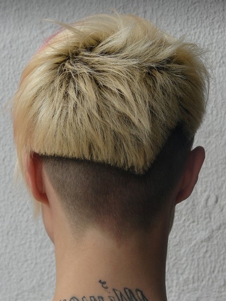 asymetryczne fryzury krótkie uczesanie damskie zdjęcie numer 14A